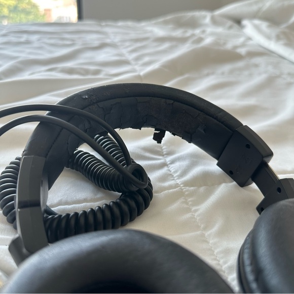 Audio-Technica ATH-M50 Professional Studio Monitor Headphones (coiled cable) - Picture 5 of 7